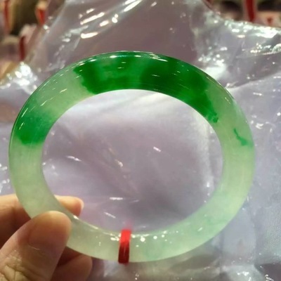 批发采购玉器工艺品-收藏精品帝王辣绿手镯,中高端产品,有意者联系工厂询价!批发采.