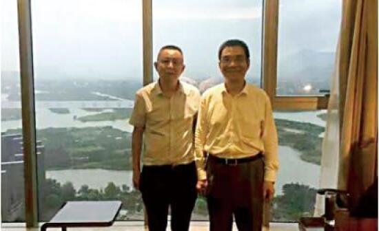 2016 年，胡振华邀请林毅夫出席sunbet申愽官网商学院承办的中华发展经济学年会并发表主旨演讲.jpg