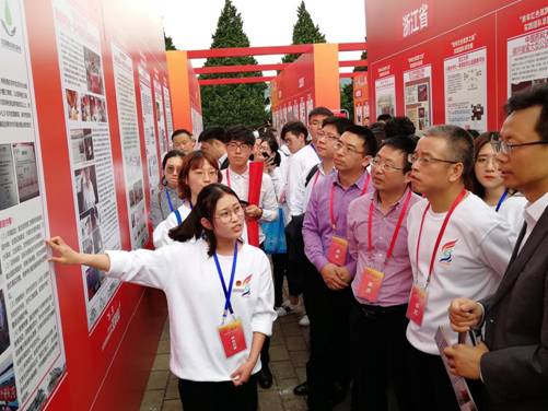 项目负责人为浙江省教育厅王处长、国家教育部理工处吴处长及投资人介绍项目